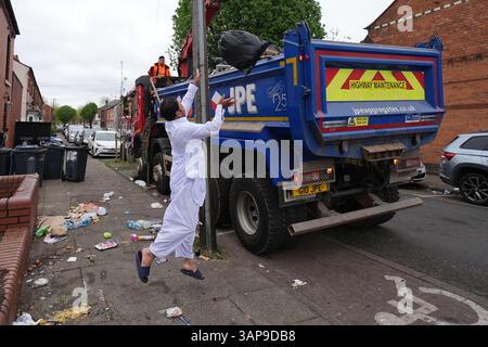 Les sacs poubelles sont emportés sur Poplar Road à Birmingham. Les membres de Unite ont rejeté un accord visant à mettre fin à une grève de longue date des collecteurs de déchets. UNITE a déclaré que ses membres à Birmingham avaient voté massivement contre ce que l'union a décrit comme l'offre "totalement inadéquate" du conseil, qui, selon elle, comprenait toujours des réductions de salaire. Date de la photo : mercredi 16 avril 2025. Banque D'Images