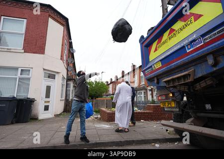Les sacs poubelles sont emportés sur Poplar Road à Birmingham. Les membres de Unite ont rejeté un accord visant à mettre fin à une grève de longue date des collecteurs de déchets. UNITE a déclaré que ses membres à Birmingham avaient voté massivement contre ce que l'union a décrit comme l'offre "totalement inadéquate" du conseil, qui, selon elle, comprenait toujours des réductions de salaire. Date de la photo : mercredi 16 avril 2025. Banque D'Images