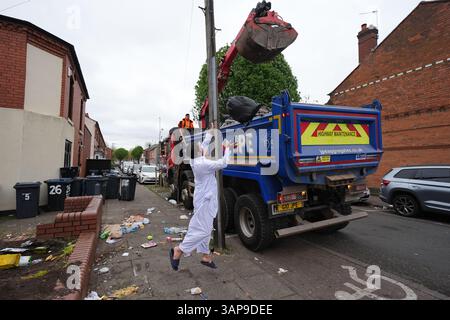 Les sacs poubelles sont emportés sur Poplar Road à Birmingham. Les membres de Unite ont rejeté un accord visant à mettre fin à une grève de longue date des collecteurs de déchets. UNITE a déclaré que ses membres à Birmingham avaient voté massivement contre ce que l'union a décrit comme l'offre "totalement inadéquate" du conseil, qui, selon elle, comprenait toujours des réductions de salaire. Date de la photo : mercredi 16 avril 2025. Banque D'Images