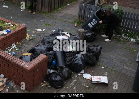 Les sacs poubelles sont emportés sur Poplar Road à Birmingham. Les membres de Unite ont rejeté un accord visant à mettre fin à une grève de longue date des collecteurs de déchets. UNITE a déclaré que ses membres à Birmingham avaient voté massivement contre ce que l'union a décrit comme l'offre "totalement inadéquate" du conseil, qui, selon elle, comprenait toujours des réductions de salaire. Date de la photo : mercredi 16 avril 2025. Banque D'Images