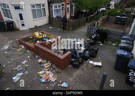 Les sacs poubelles sont emportés sur Poplar Road à Birmingham. Les membres de Unite ont rejeté un accord visant à mettre fin à une grève de longue date des collecteurs de déchets. UNITE a déclaré que ses membres à Birmingham avaient voté massivement contre ce que l'union a décrit comme l'offre "totalement inadéquate" du conseil, qui, selon elle, comprenait toujours des réductions de salaire. Date de la photo : mercredi 16 avril 2025. Banque D'Images