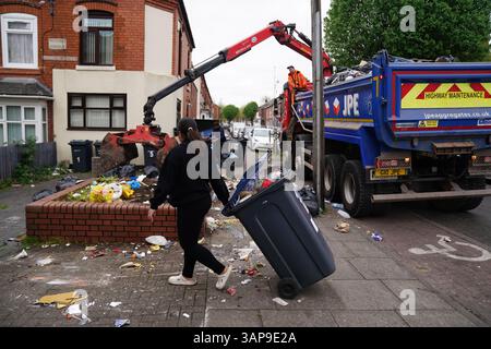 Les sacs poubelles sont emportés sur Poplar Road à Birmingham. Les membres de Unite ont rejeté un accord visant à mettre fin à une grève de longue date des collecteurs de déchets. UNITE a déclaré que ses membres à Birmingham avaient voté massivement contre ce que l'union a décrit comme l'offre "totalement inadéquate" du conseil, qui, selon elle, comprenait toujours des réductions de salaire. Date de la photo : mercredi 16 avril 2025. Banque D'Images