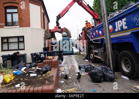 Les sacs poubelles sont emportés sur Poplar Road à Birmingham. Les membres de Unite ont rejeté un accord visant à mettre fin à une grève de longue date des collecteurs de déchets. UNITE a déclaré que ses membres à Birmingham avaient voté massivement contre ce que l'union a décrit comme l'offre "totalement inadéquate" du conseil, qui, selon elle, comprenait toujours des réductions de salaire. Date de la photo : mercredi 16 avril 2025. Banque D'Images
