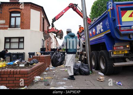 Les sacs poubelles sont emportés sur Poplar Road à Birmingham. Les membres de Unite ont rejeté un accord visant à mettre fin à une grève de longue date des collecteurs de déchets. UNITE a déclaré que ses membres à Birmingham avaient voté massivement contre ce que l'union a décrit comme l'offre "totalement inadéquate" du conseil, qui, selon elle, comprenait toujours des réductions de salaire. Date de la photo : mercredi 16 avril 2025. Banque D'Images