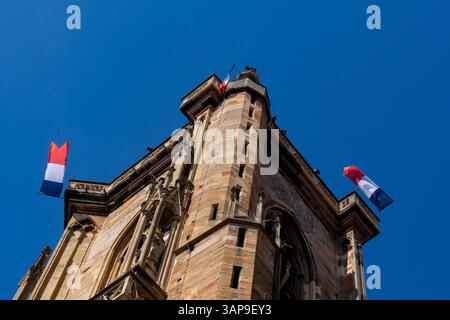 Drapeaux tricolores français flottant sur un bâtiment historique à Colmar, France Banque D'Images