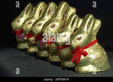 Lindt-Goldhasen in zwei verschiedenen Größen : 50 und 100 Gramm *** Lindt Gold Bunny en deux tailles différentes 50 et 100 grammes Banque D'Images
