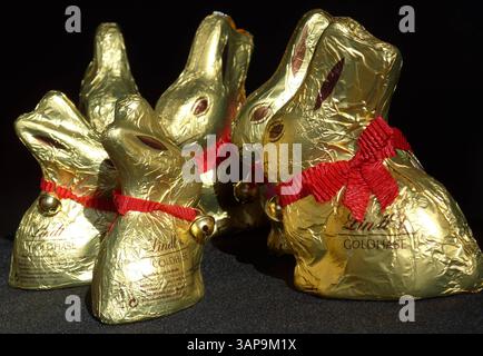 Lindt-Goldhasen in zwei verschiedenen Größen : 50 und 100 Gramm *** Lindt Gold Bunny en deux tailles différentes 50 et 100 grammes Banque D'Images