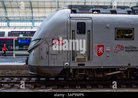 Bordeaux (sud-ouest de la France) : train local « Express régional » (TER) à la gare de Bordeaux Saint-Jean et inspecteur des billets sur le quai Banque D'Images