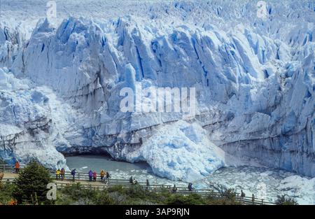 Argentine, El Calafate. Les touristes peuvent observer le glacier Perito Moreno et sa fonte des glaces. Banque D'Images
