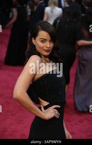 L'actrice Margot Robbie assiste à la 86e cérémonie des Oscars au Dolby Theatre de Los Angeles, États-Unis, le 2 mars 2014 Banque D'Images