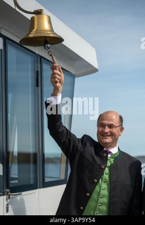 Starnberg, Allemagne. 16 avril 2025. Albert Füracker, ministre bavarois des Finances (CSU), sonne une cloche sur un bateau d'excursion sur le lac de Starnberg lors d'un événement de presse marquant le début de la saison des croisières sur le lac bavarois. Crédit : Leonie Asendorpf/dpa/Alamy Live News Banque D'Images