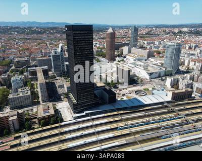 Lyon (centre-est de la France) : vue aérienne du gratte-ciel « Tour to-Lyon » et de la gare de la part-Dieu dans le quartier d’affaires de la part-Dieu. En th Banque D'Images