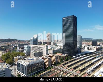Lyon (centre-est de la France) : vue aérienne du gratte-ciel « Tour to-Lyon » et de la gare de la part-Dieu dans le quartier d’affaires de la part-Dieu. En th Banque D'Images