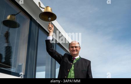 Starnberg, Allemagne. 16 avril 2025. Albert Füracker, ministre bavarois des Finances (CSU), sonne une cloche sur un bateau d'excursion sur le lac de Starnberg lors d'un événement de presse marquant le début de la saison des croisières sur le lac bavarois. Crédit : Leonie Asendorpf/dpa/Alamy Live News Banque D'Images