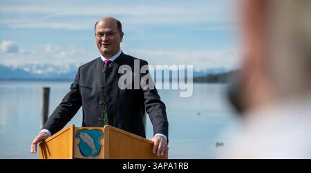 Starnberg, Allemagne. 16 avril 2025. Albert Füracker, ministre bavarois des Finances (CSU), parle au lac de Starnberg au début de la saison de navigation des lacs bavarois et de la saison 2024. Crédit : Leonie Asendorpf/dpa/Alamy Live News Banque D'Images