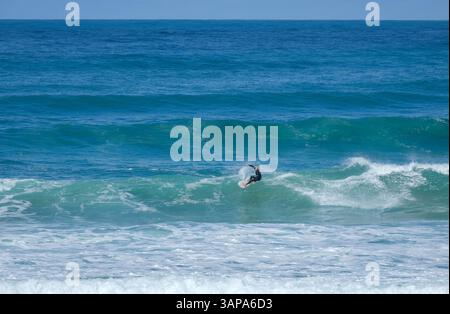 Vila do Bisbo, Algarve, Portugal - surfez dans les vagues à Ponta Ruiva Beach Praia da Ponta Ruiva, belle plage de sable isolée sur la côte ouest Banque D'Images