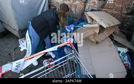 16 avril 2025, Hesse, Offenbach/main : Katarina Deanovic, enquêteur sur les déchets, fouille les déchets encombrants illégalement déversés dans le district de Mathildenviertel pour trouver des indices sur les responsables. Des tas de déchets illégaux s'accumulent dans les rues d'Offenbach. La ville voisine de Francfort veut changer cela avec une nouvelle stratégie. Photo : Arne Dedert/dpa Banque D'Images