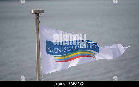Starnberg, Allemagne. 16 avril 2025. Un drapeau portant l'inscription 'Bayerische Seen-Schiffahrt' (navigation des lacs bavarois) flotte sur un bateau d'excursion naviguant sur le lac de Starnberg. Crédit : Leonie Asendorpf/dpa/Alamy Live News Banque D'Images