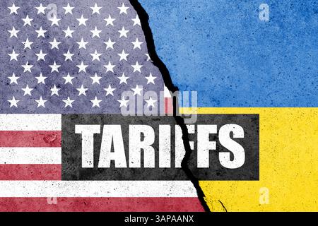 Drapeaux des États-Unis et de l'Ukraine peints sur le mur de béton avec des DROITS DE parole. Guerre des droits, du commerce, des douanes et des tarifs douaniers Banque D'Images