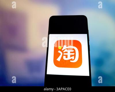 SUQIAN, CHINE - 16 AVRIL 2025 - une photo d'illustration montre le logo TAOBAO affiché sur un smartphone à Suqian, province du Jiangsu, Chine, le 16 avril 2025. Banque D'Images