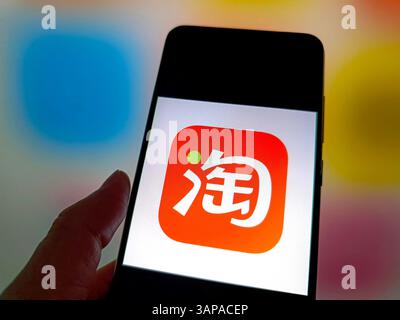 SUQIAN, CHINE - 16 AVRIL 2025 - une photo d'illustration montre le logo TAOBAO affiché sur un smartphone à Suqian, province du Jiangsu, Chine, le 16 avril 2025. Banque D'Images