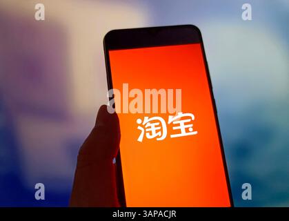 SUQIAN, CHINE - 16 AVRIL 2025 - une photo d'illustration montre le logo TAOBAO affiché sur un smartphone à Suqian, province du Jiangsu, Chine, le 16 avril 2025. Banque D'Images
