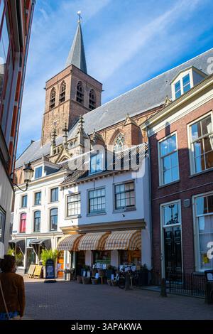 Ancienne rue commerçante près de l'église George (néerlandais : Sint-Joriskerk) dans la ville historique d'Amersfoort, pays-Bas. Banque D'Images
