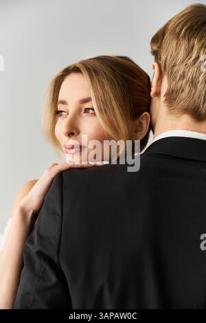 Le couple partage un moment tendre lors de leur mariage printanier, rayonnant de bonheur et d’amour. Banque D'Images