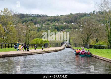Les canoéistes se rassemblent à l'approche de l'aqueduc de Pontcysyllte près du bassin de Trevor sur le canal de Llangollen dans le nord du pays de Galles. Banque D'Images