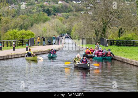 Les canoéistes se rassemblent à l'approche de l'aqueduc de Pontcysyllte près du bassin de Trevor sur le canal de Llangollen dans le nord du pays de Galles. Banque D'Images