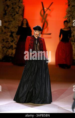 1 janvier 2011 - Â© IMAPRESS. PH : YANNIS VLAMOS..DERNIER ADIEU DE YVES SAINT LAURENT APRÈS UNE CARRIÈRE DE MODE DE QUARANTE ANS. SA DERNIÈRE COLLECTION A ÉTÉ PRÉSENTÉE AU CENTRE POMPIDOU (BEAUBOURG) LE 21 JANVIER 2002..CREDIT : IMAPRESS/(CREDIT IMAGE : © GLOBE PHOTOS/ZUMAPRESS.COM) Banque D'Images
