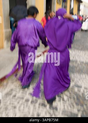 22 mars 2007 - Antigua, Sacatapez, Guatemala - pendant la célébration du Carême au Guatemala, les célébrations catholiques menant à la semaine Sainte, des images vénérées de Jésus et de la Sainte Vierge sont transportées de leurs églises à travers la ville sur les épaules de fidèles qui brûlent de l'encens tout en étant vêtus de robes violettes avec des ceintures blanches. (Crédit image : © David H. Wells/ZUMAPRESS.com) Banque D'Images