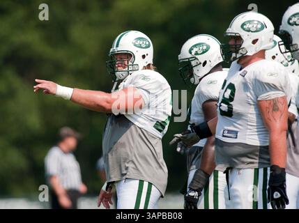 19 août 2011 : le centre des jets de New York Nick Mangold (60 ans) dirige la ligne offensive pendant l'entraînement au centre d'entraînement des jets Atlantic Health Training à Florham Park, New Jersey. (Crédit image : © Duncan Williams/Cal Sport Media/ZUMAPRESS.com) Banque D'Images