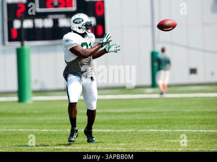 19 août 2011 : LaDainian Tomlinson (21 ans), le running back des jets de New York, attrape un laissez-passer pendant l'entraînement au centre de formation sanitaire des jets Atlantic à Florham Park, New Jersey. (Crédit image : © Duncan Williams/Cal Sport Media/ZUMAPRESS.com) Banque D'Images