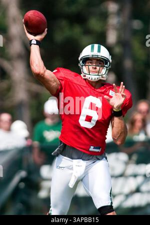 19 août 2011 : le quarterback des jets de New York, Mark Sanchez (6 ans), lance un laissez-passer pendant l'entraînement au centre de formation des jets Atlantic Health à Florham Park, New Jersey. (Crédit image : © Duncan Williams/Cal Sport Media/ZUMAPRESS.com) Banque D'Images