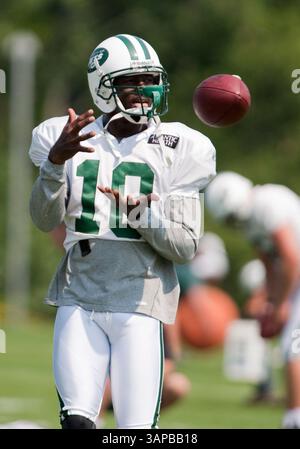 19 août 2011 : Santonio Holmes (10 ans), receveur des jets de New York, attrape un laissez-passer pendant l'entraînement au centre de formation des jets Atlantic Health à Florham Park, New Jersey. (Crédit image : © Duncan Williams/Cal Sport Media/ZUMAPRESS.com) Banque D'Images