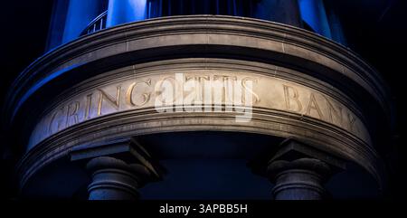 Un modèle de Gringotts Bank à Harry Potter World, Warner Bros Studios, Londres, Royaume-Uni. Vu au-dessus de l'entrée principale. Banque D'Images