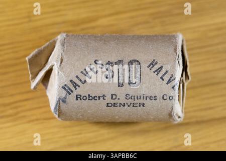 Rouleau de pièces de 50 cents, demi-dollars, à la valeur de $10. Papier papier brun par Robert D. Squires Co, Denver. Banque D'Images