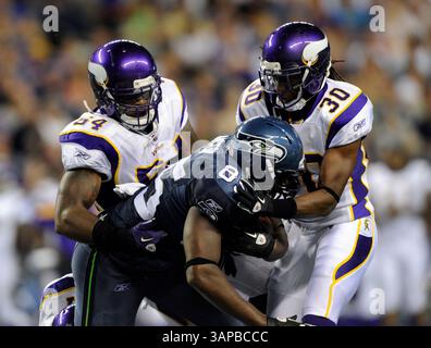 20 août 2011. . Seattle Seahawks Tight End Anthony McCoy #85 est attaqué après une capture par Minnesota Vikings Safety Mistral Raymond #30 et linebacker Jasper Brinkley #54 au CenturyLink Field à Seattle, WA. . Les Vikings battent les Seahawks 20 - 7.George Holland / Cal Sport Media. (Crédit image : © George Holland/Cal Sport Media/ZUMAPRESS.com) Banque D'Images