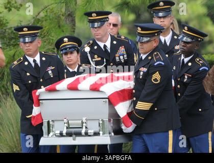 21 août 2011 - Bradenton, Floride, États-Unis - des membres de la Garde d'honneur de l'armée américaine portent le corps du SPC de l'armée américaine. PATRICK LAY au cimetière national de Sarasota. Lay est décédé le 11 août alors qu'il servait en Afghanistan. (Crédit image : © Grant Jefferies/Bradenton Herald/MCT/ZUMAPRESS.com) Banque D'Images