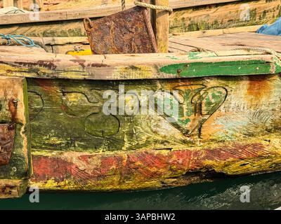 Accra, Ghana. Symboles traditionnels sur le côté d'un bateau de pêche dans le port de pêche de Jamestown. Banque D'Images