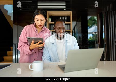Un couple heureux et multinational qui sont des nomades numériques et travaillent dans un pays différent chaque mois Banque D'Images