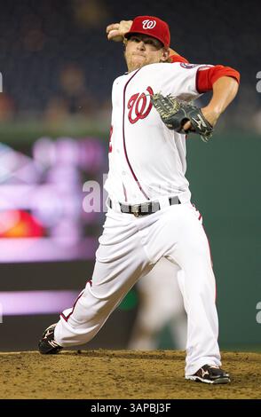 18 août 2011 - Washington, DC, États-Unis - Drew Storen (22 ans), lanceur de secours des Nationals de Washington, donne un terrain au Nationals Park à Washington, D.. C, jeudi 18 août 2011. (Crédit image : © Harry E. Walker/MCT/MCT/ZUMAPRESS.com) Banque D'Images