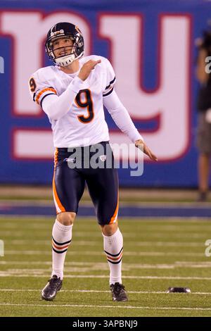 22 août 2011 : Robbie Gould (9 ans), joueur de Chicago Bears place, lance le ballon lors du match de pré-saison entre les Bears de Chicago et les Giants de New York au New Meadowlands Stadium à East Rutherford, New Jersey. (Crédit image : © Chris Szagola/Cal Sport Media/ZUMAPRESS.com) Banque D'Images