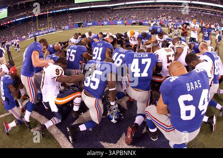 22 août 2011 : les New York Giants et les Chicago Bears prient après le match de pré-saison entre les Chicago Bears et les New York Giants au New Meadowlands Stadium à East Rutherford, New Jersey. Les géants battent les ours, 41-13.(image crédit : © Chris Szagola/Cal Sport Media/ZUMAPRESS.com) Banque D'Images