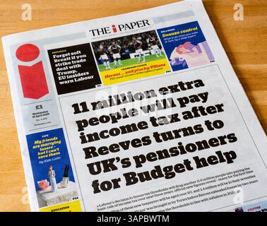 16 avril 2025. Le titre de la première page du i Paper dit que 11 millions de personnes supplémentaires paieront des impôts sur le revenu après que Reeves se sera tourné vers les retraités britanniques pour l'aide budgétaire. Banque D'Images