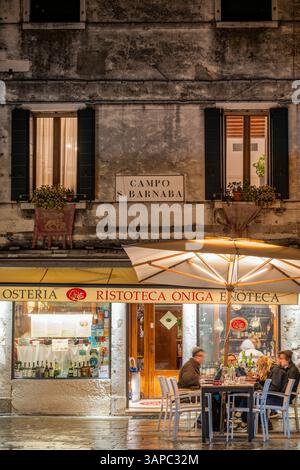 Vue nocturne d'un restaurant Osteria à Campo San Barnaba, Sestiere Dorsoduro, Venise, Vénétie, Italie Banque D'Images