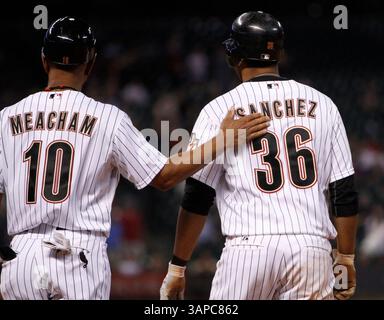 12 avril 2011 : Bobby Meacham, premier entraîneur des Houston Astros, félicite Angel Sanchez (36 ans), infidieux des Houston Astros, lors de la huitième manche du match de baseball de la Ligue majeure entre les Houston Astros et les Chicago Cubs au minute Maid Park à Houston, au Texas. (Crédit image : © Andrew Richardson/Cal Sport Media/ZUMAPRESS.com) Banque D'Images