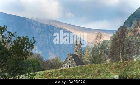 Kevin's Church se trouve sur les pentes montagneuses de Glendalough, la beauté tranquille de la célèbre vallée irlandaise historique. Laragh, Glendalough, Irlande. Banque D'Images