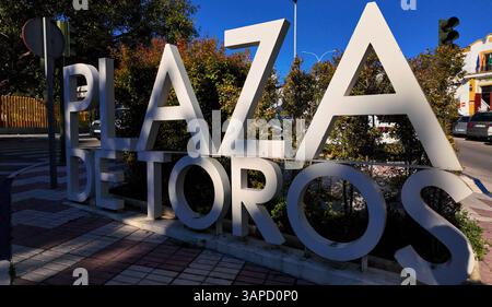 Panneau audacieux marquant l'entrée de la Plaza de Toros à Marbella - MARBELLA, ESPAGNE - 30 MARS 2025 Banque D'Images